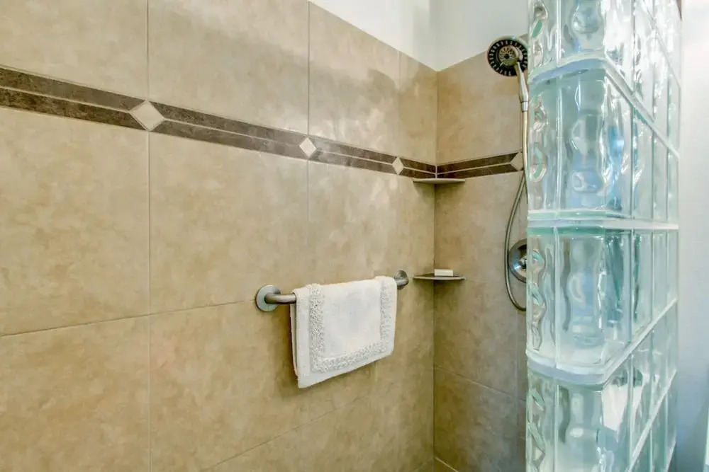 Southern #1064 - 2 Br condo by RedAwning