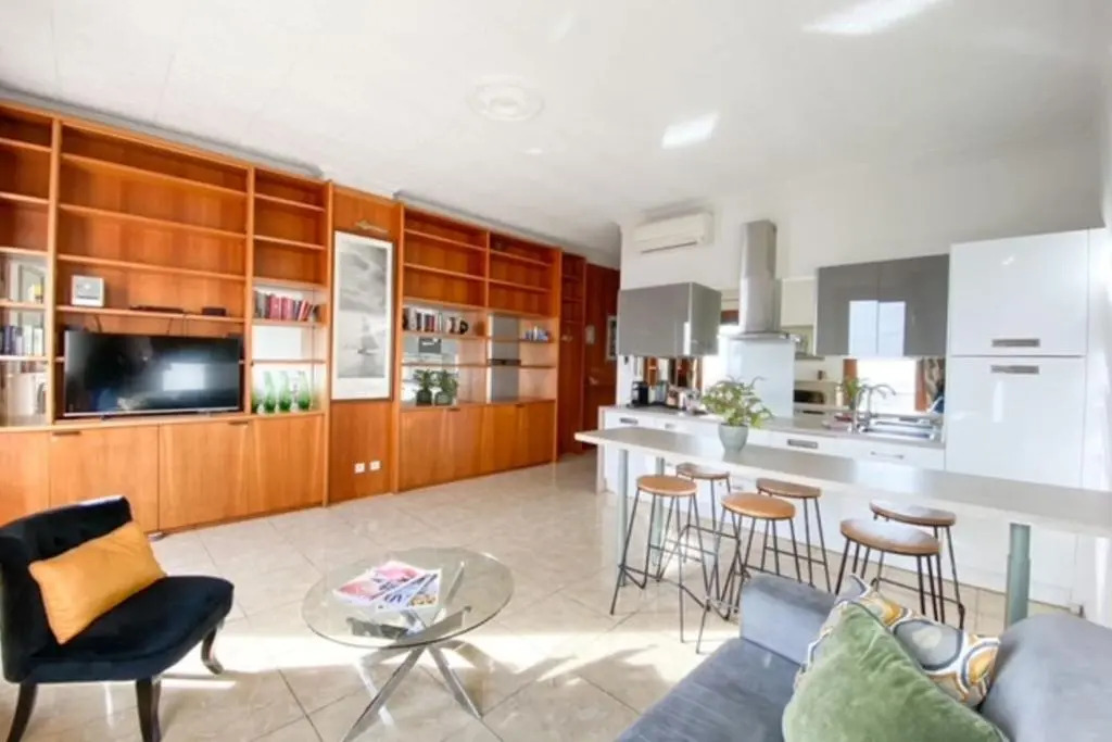 Quai St Pierre 2 bedrooms apt with sea view
