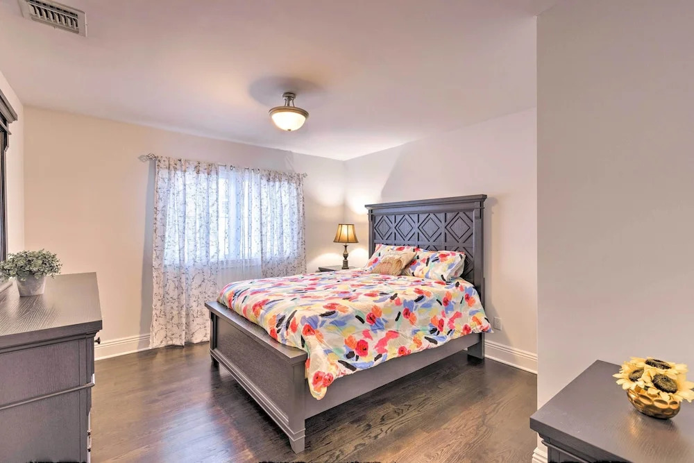 25 Mi to Nyc: Walkable Long Island Apt w/ Balcony