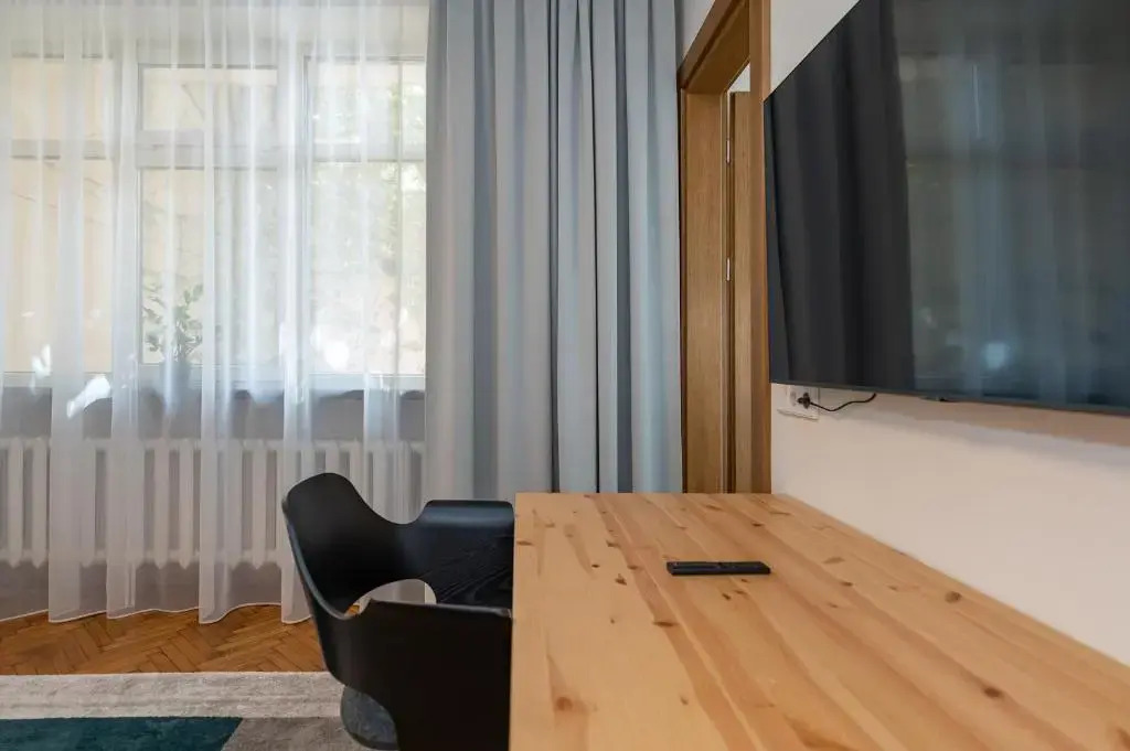 Downtown 4BD Master Apartment by Hostlovers