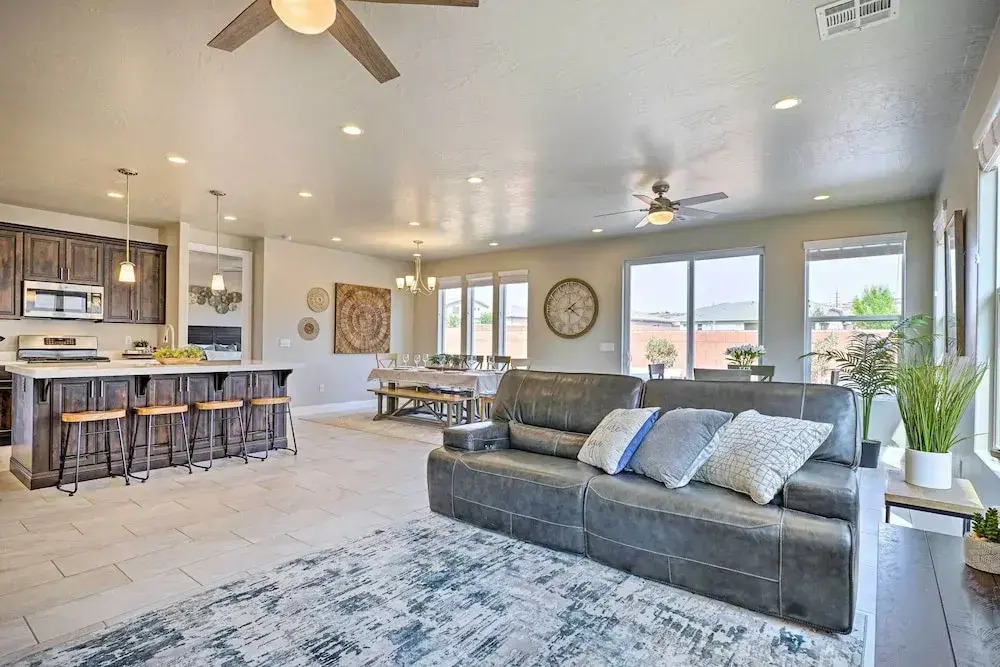 Private Hot Tub & Community Pool: Washington Home!