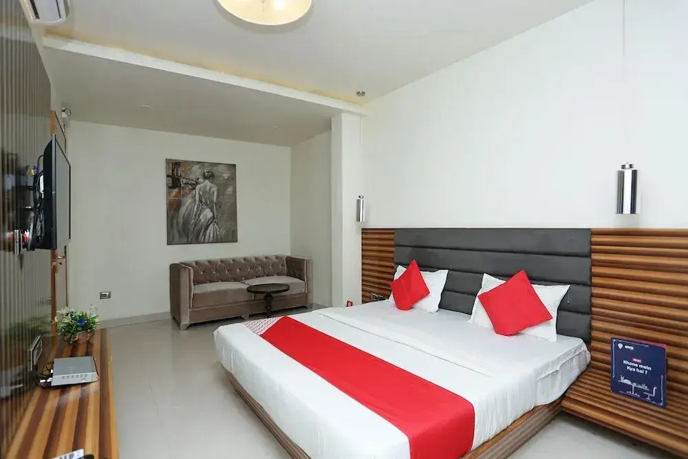 OYO 8183 Hotel Sandal Wood