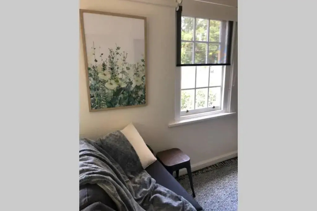 East Melbourne City Studio - Amazing Location & Sunny Charm
