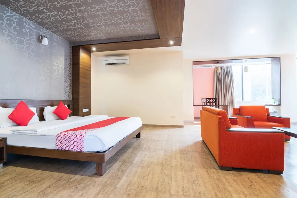 Capital O 490 Hotel Compact Maple Leaf