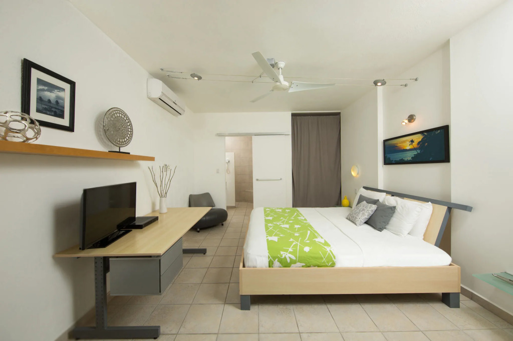 Casa Verde Hotel - Steps to the Beach, Pool, Restaurant & Bar