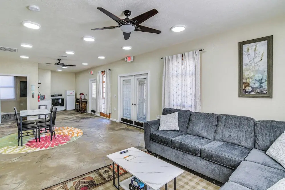 2 Mi to Main St: Newton Guest House