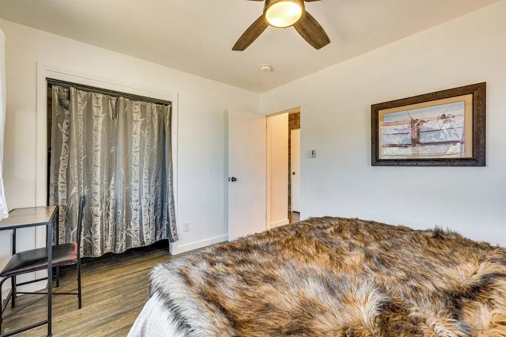 Mtn-view Retreat w/ Deck & Hot Tub in Estes Park