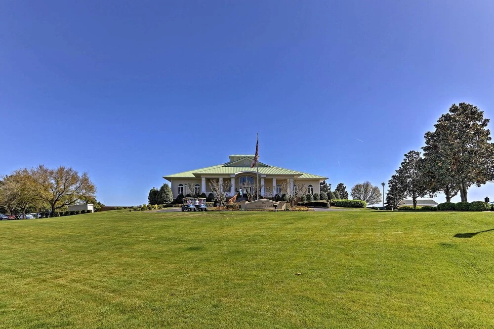 Marina & Pool: Roomy Golf-view Home in Southport