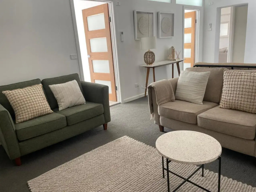 The Wheelhouse - 2BR Waterfront Apt in town
