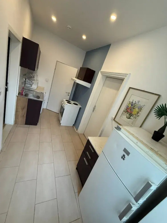 1BR Plus LR Apt Top Vienna Location
