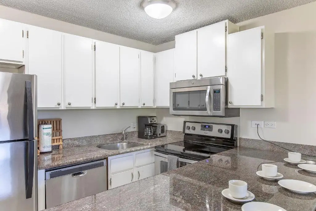 2140 Kuhio Ave #607