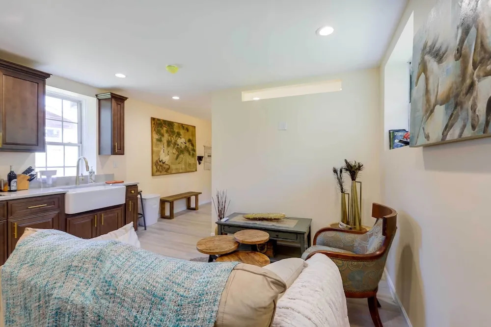 Fayetteville Guest House: Walk to Nature Preserve!