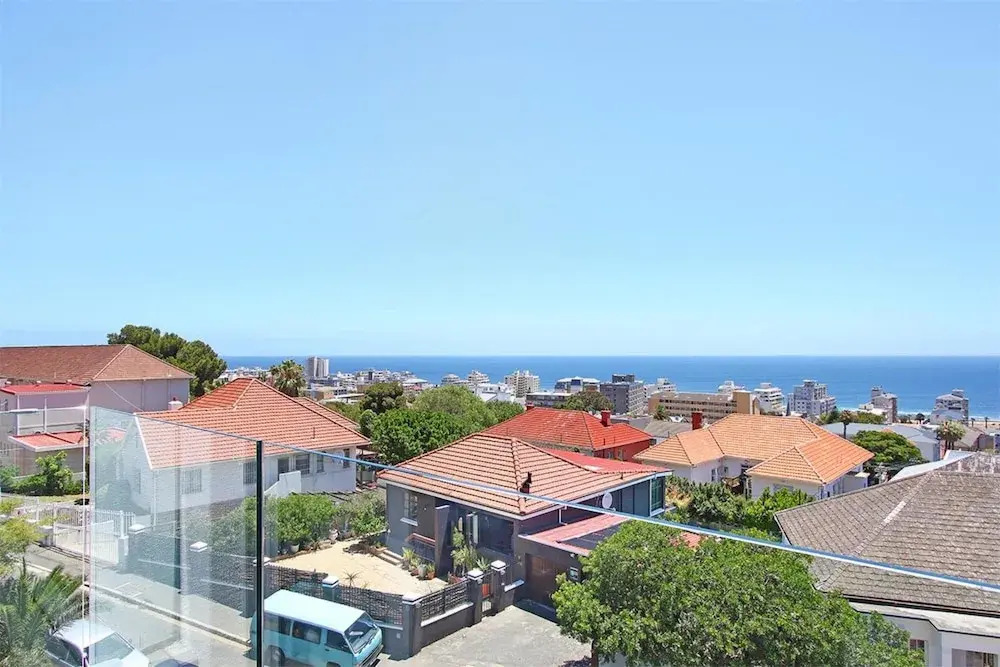 Bright 2bed in Sea Point w Sea Views Helio Haven