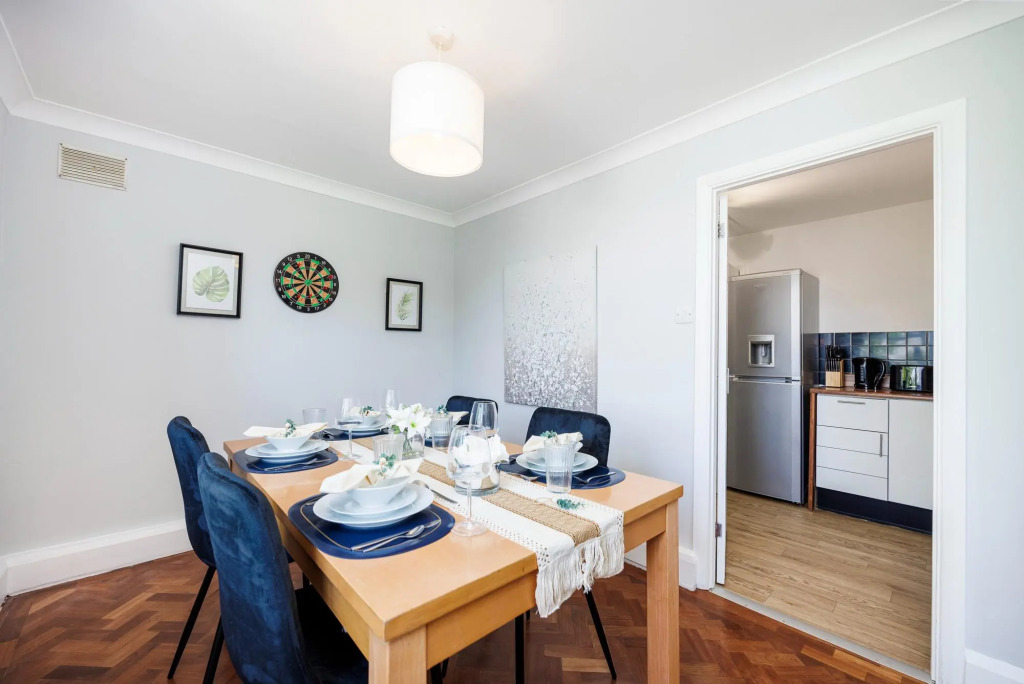 Convenient and Stylish 2-Bed Apartment in Croydon