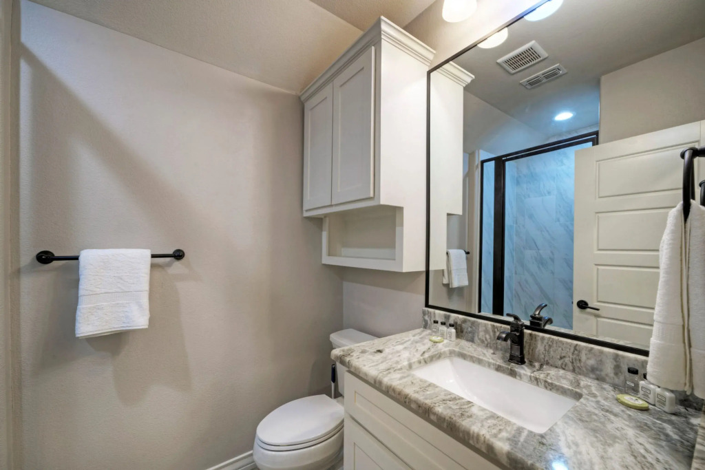 Cole's Cabin by Avantstay Coastal Retreat Pool Access, Balcony, Water Views + Mins to Beach
