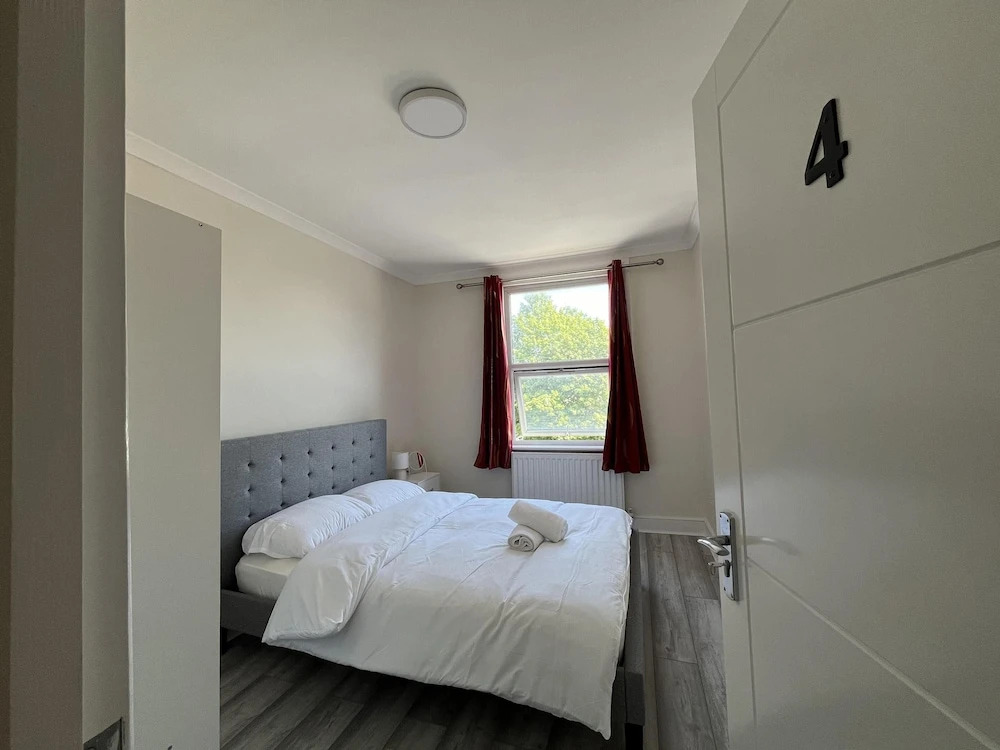 New Spacious 4 Bed Apartment in Kew Bridge