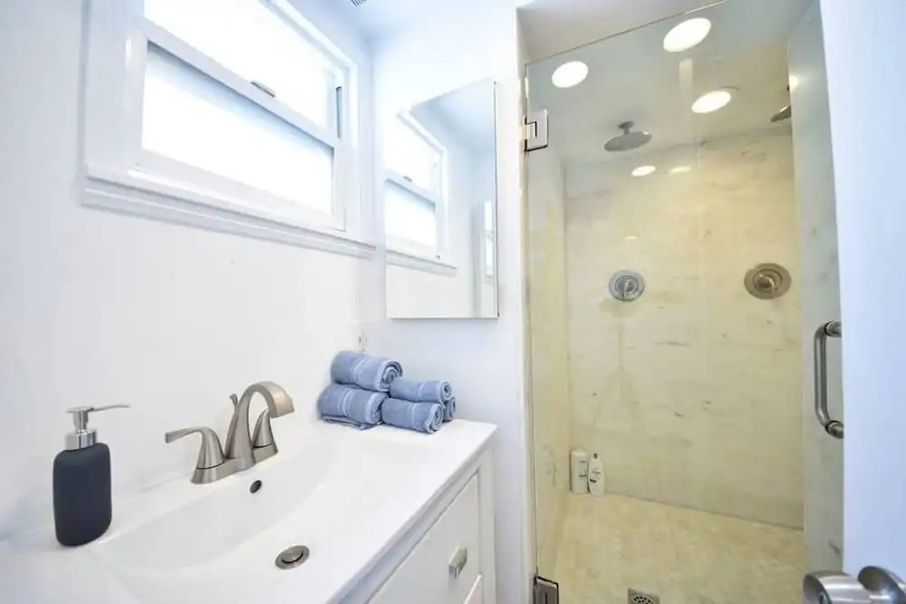 B5 Gorgeous Modern Home in Prime Location With AC and Backyard