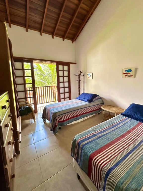 Casa ideal em condomínio fechado a 200m da Praia Maranduba, área de lazer completa