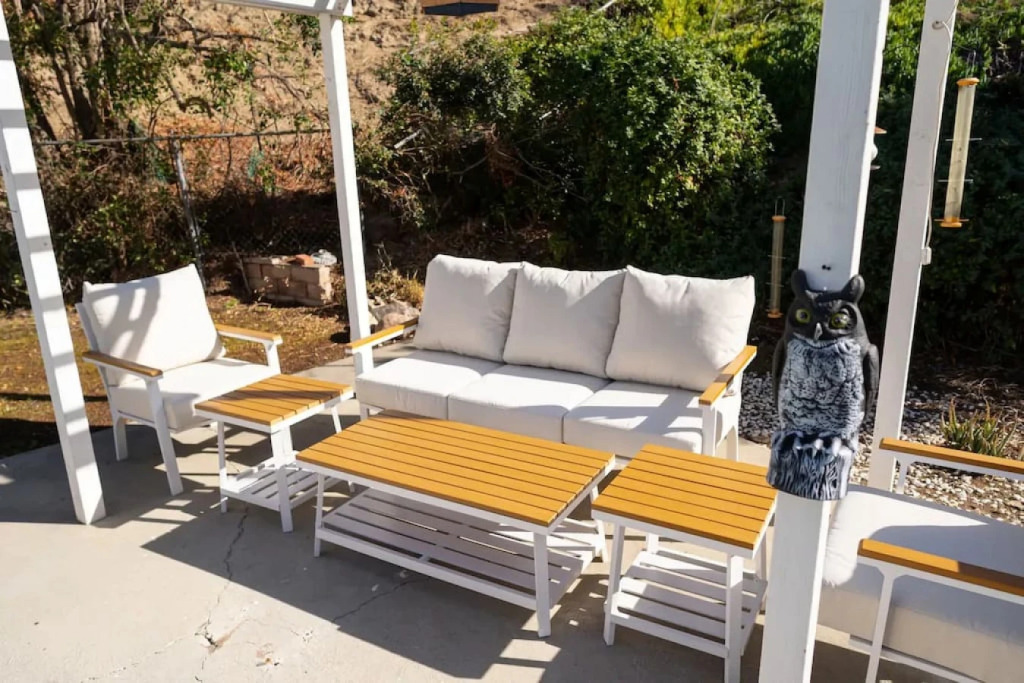 BEAUTIFUL 4-BEDROOM BURBANK HOME WITH SWIMMING POOL!  (p12)