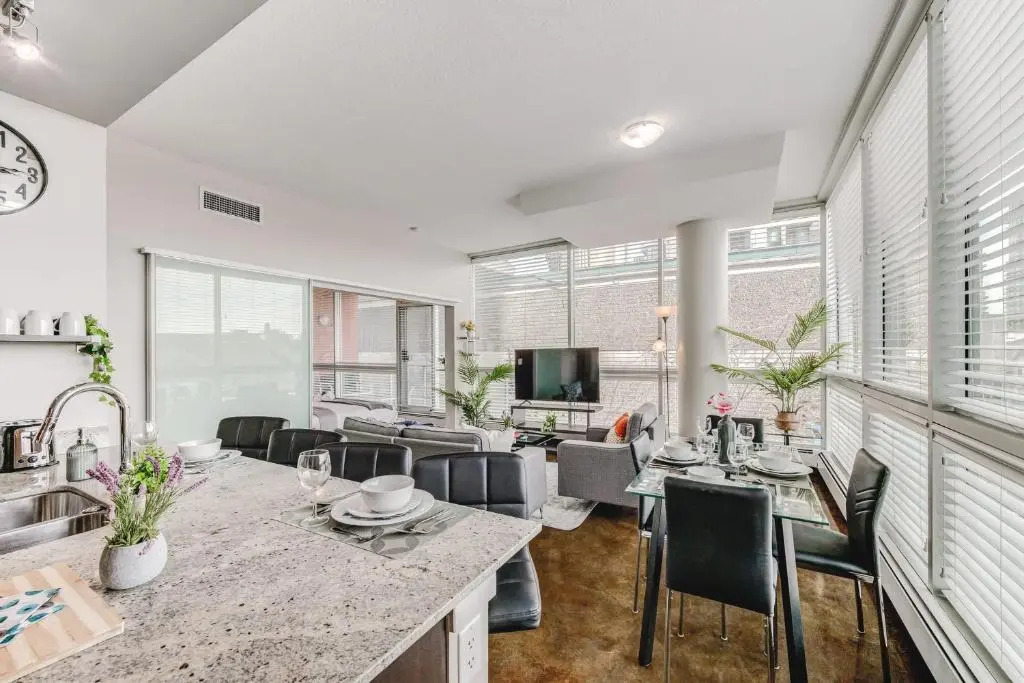 Upscale 2BR Condo - King Bed - Stunning City Views