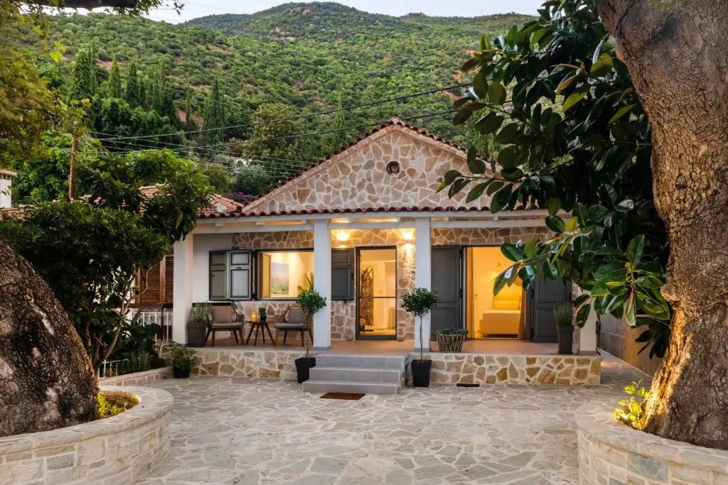 The Beach House, Skaloma