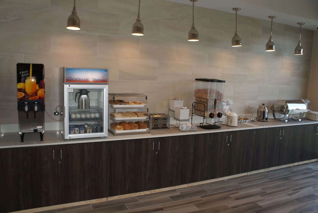 La Quinta Inn and Suites by Wyndham Bloomington