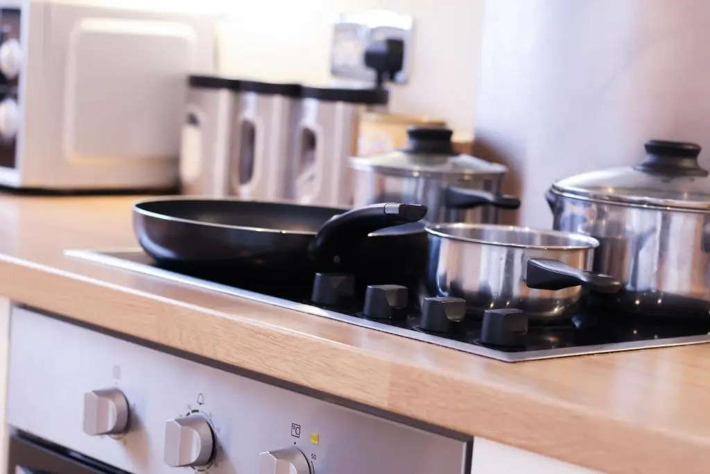 2 Bedroom 2 Bathroom Quality Serviced Accommodation Perfect for Contractors & Families, FREE Parking & WiFi with 1 Double, 2 Single Beds by Firoz Property Management