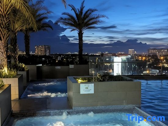 Nice view,modern decor, netflix, movie projector