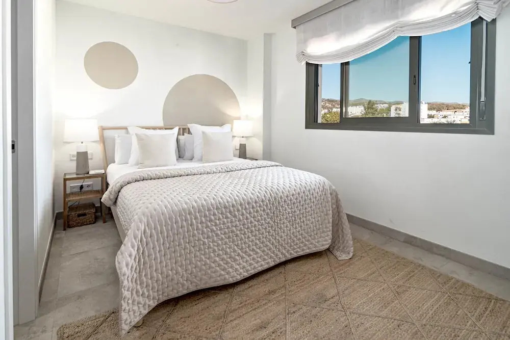 Inf2.4e - Modern 2-bed Apt With Roof top Pool