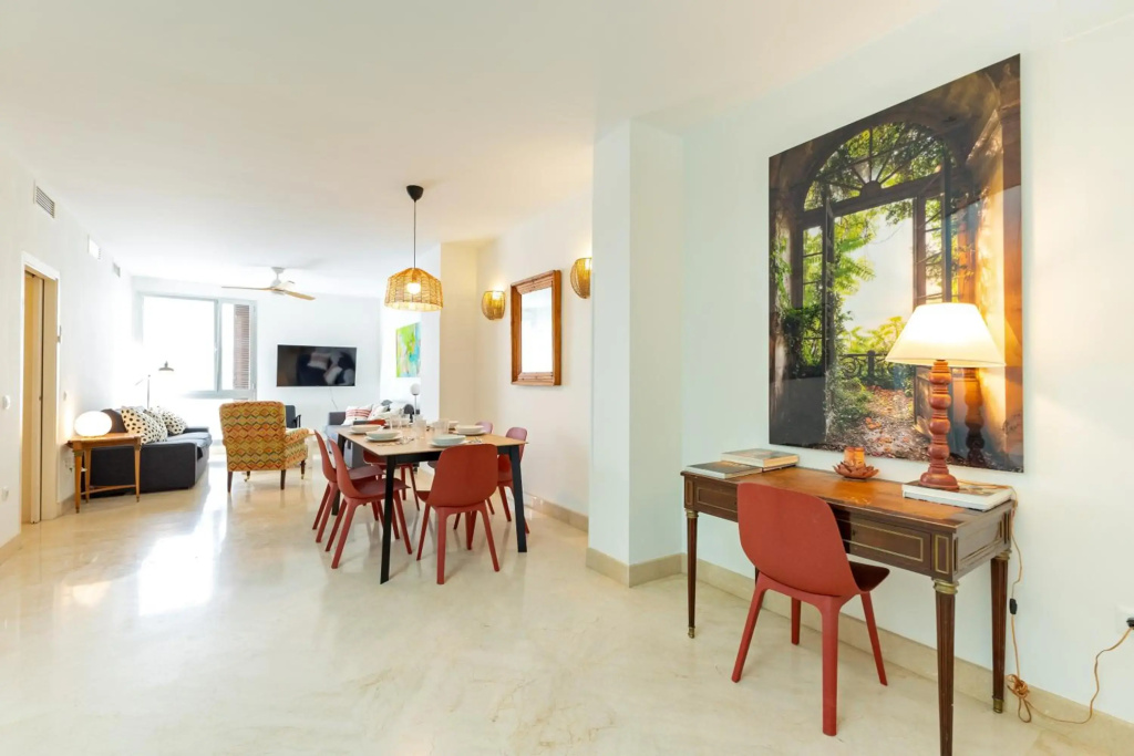 Charming 2 Bedroom Apartment with Private Roof-Top in the Heart of Seville