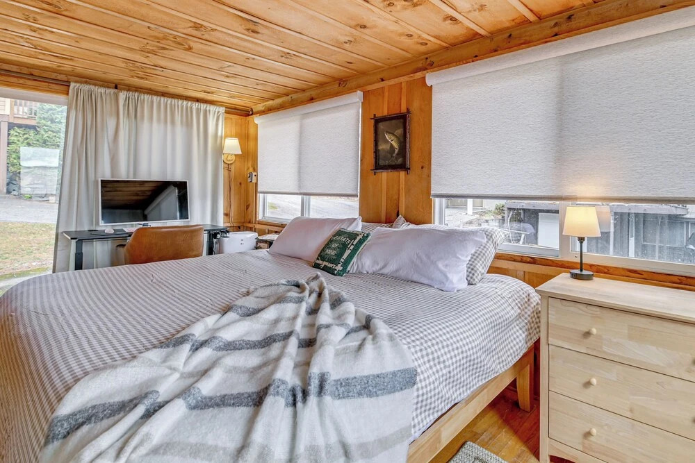 Cabin w/ Shared Beach & Great Views, Walk to Town