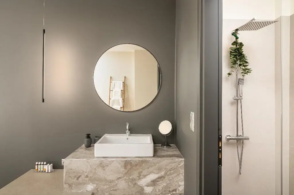 Ino Hotel & Suites