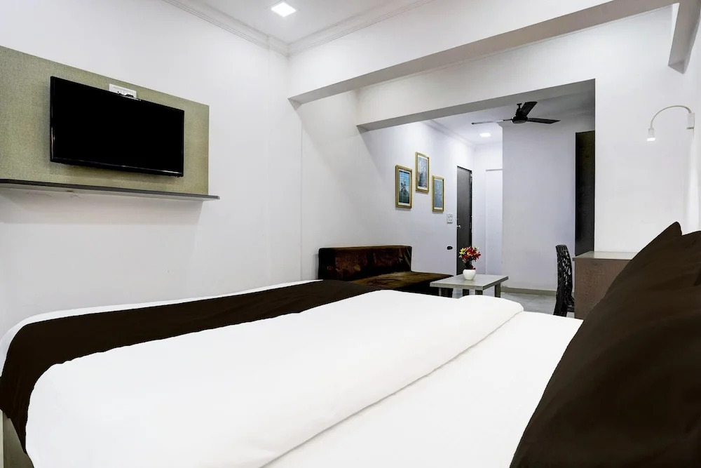 Cozy Deluxe Room Near Juhu Beach Mumbai