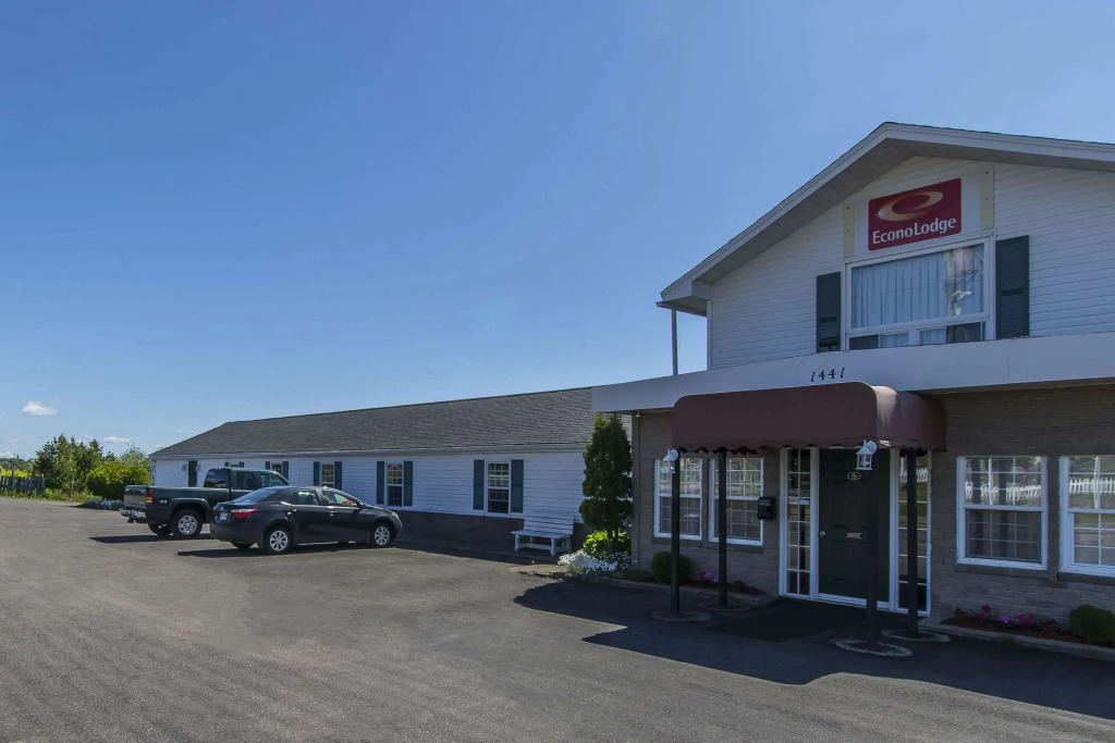 Econo Lodge Inn & Suites