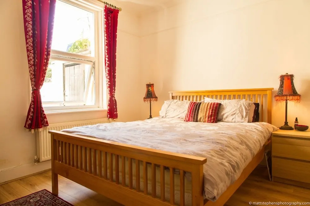 Bright and Spacious 1 Bedroom Flat With Garden