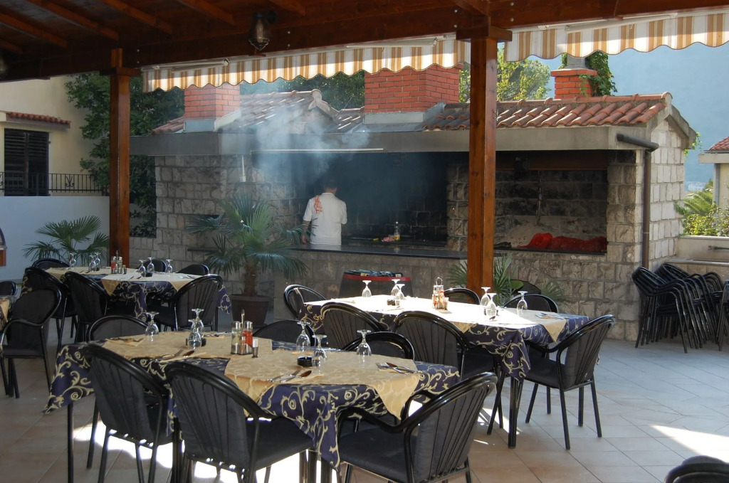 ROOMS & APARTMENTS DOBROTSKI DVORI