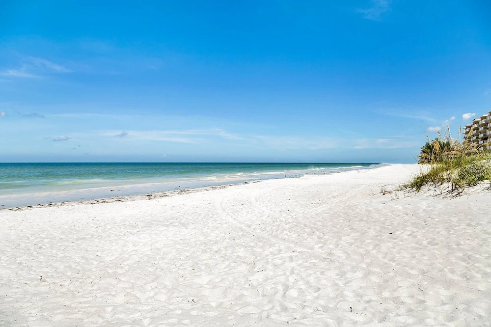 Contemporary 3br/3.5ba W/ Gulf View, Walk To Beach 3 Bedroom Home