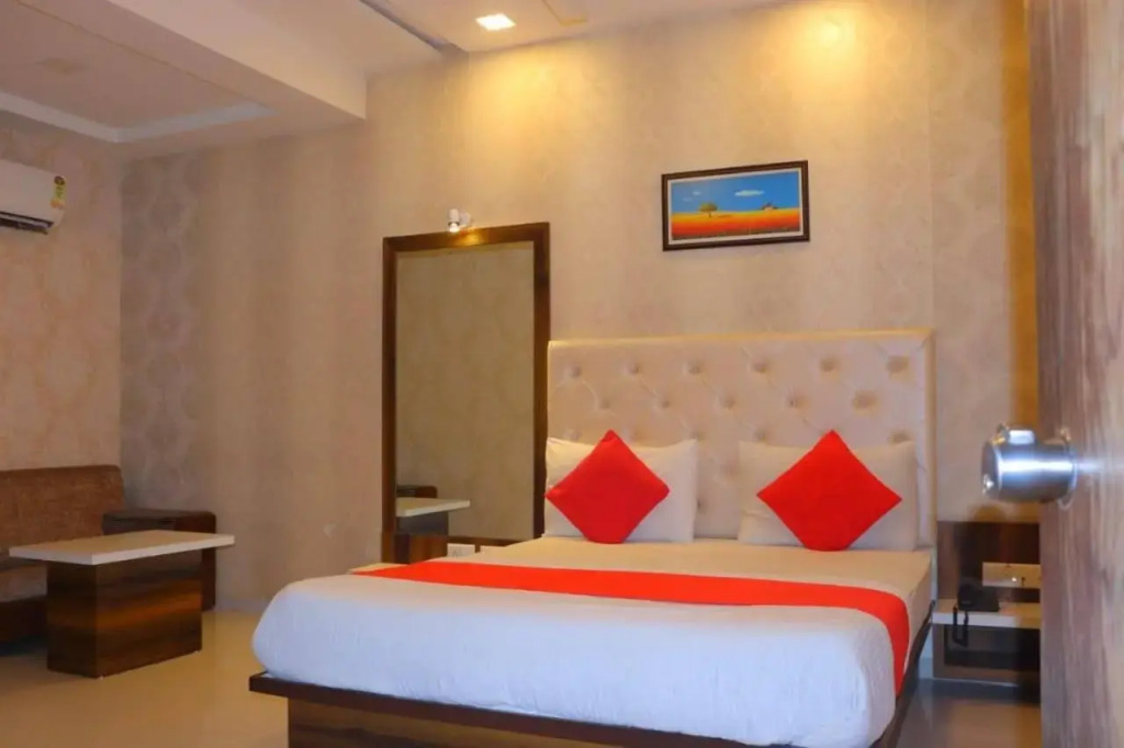 Hotel Landmark by Sky Stays