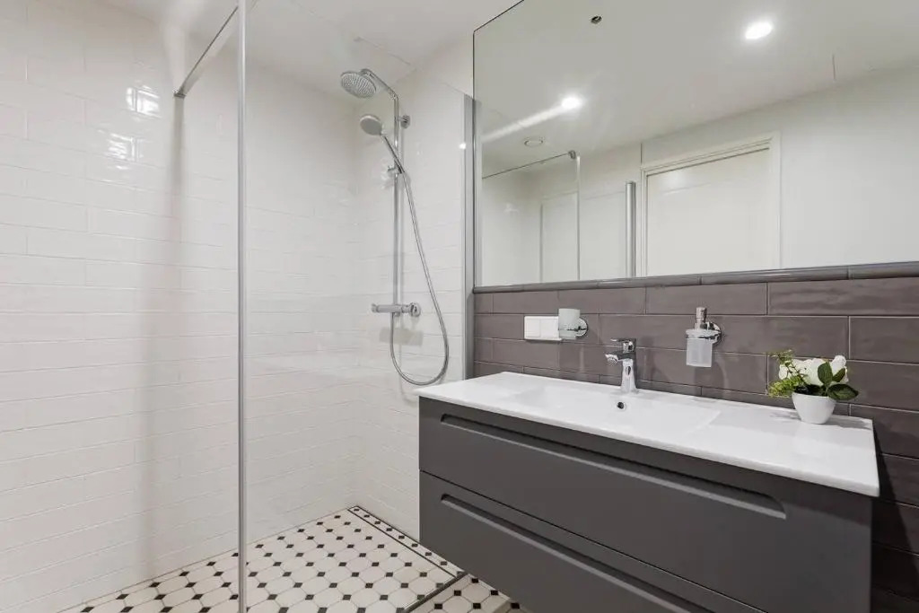 Central apartments, Quiet with Free Parking and AC