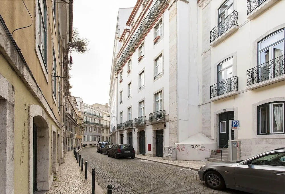 ALTIDO Elegant 3BR Apt w/workspace in Chiado