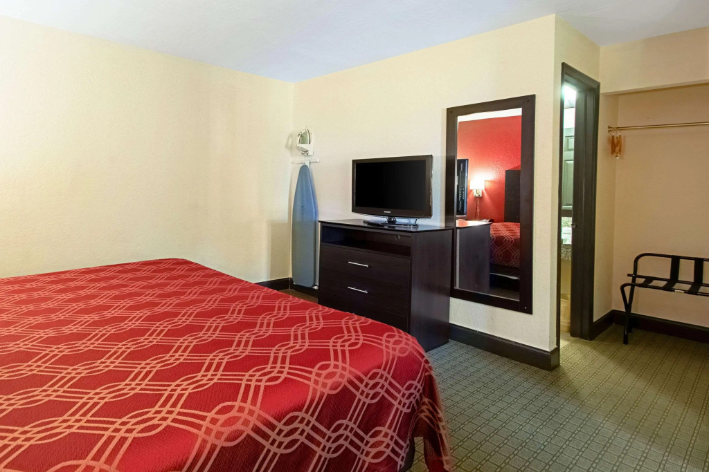 Econo Lodge Inn & Suites Clearwater Central