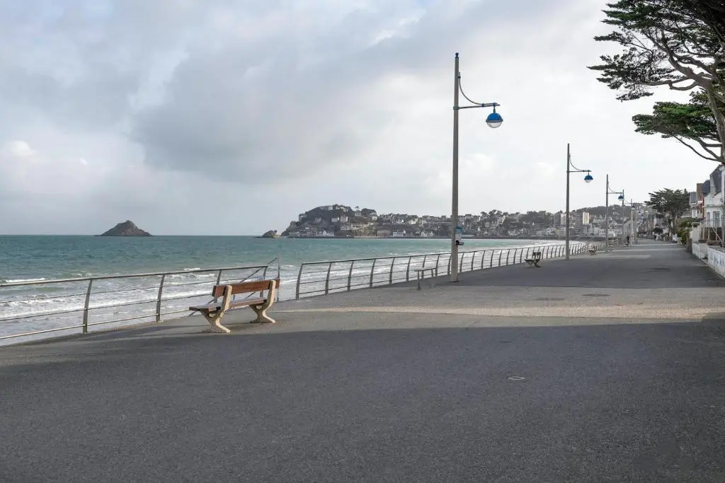 Dans une residence de style balneaire en Bretagne