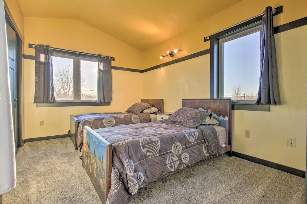 Updated Townhouse w/ Pergola, Walk to Downtown!