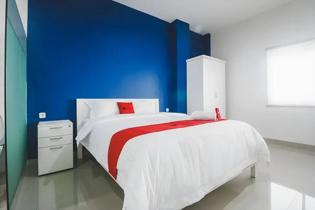 RedDoorz Plus near Living Plaza Jababeka