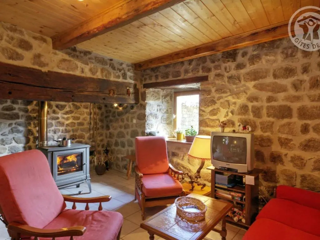 Gîte Authentique 16e Siècle avec Cheminée Près de Burdignes - FR-1-496-101