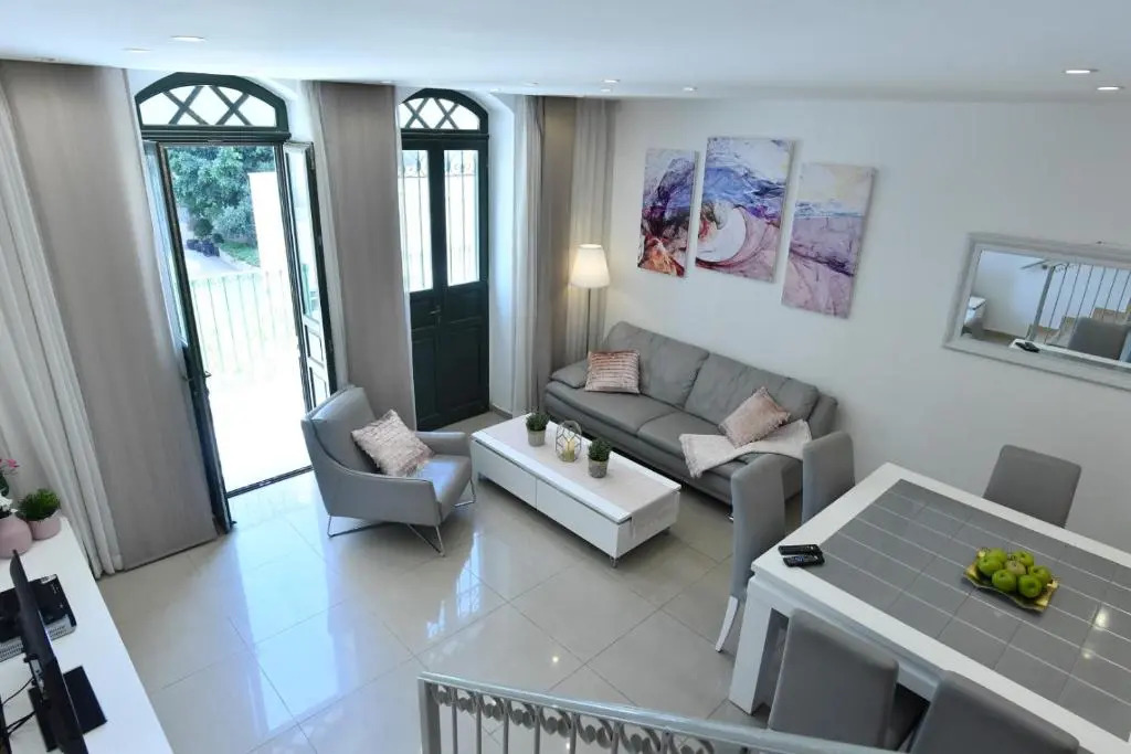 Luxury 4 br/3 bath, city center