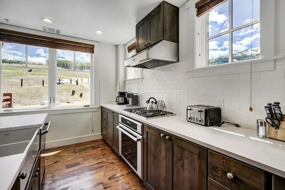 Spacious 4 Bedroom  Steps From Winter Activities Condo by RedAwning