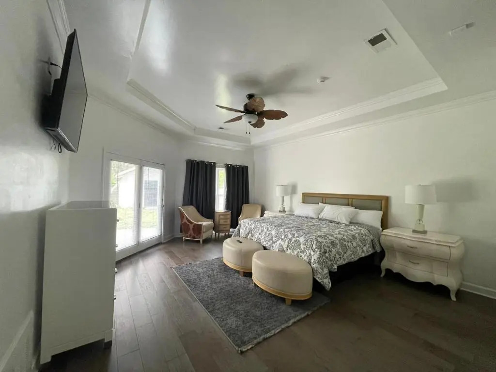 Huge 7 Bedrooms Contemporary Southern Elegance