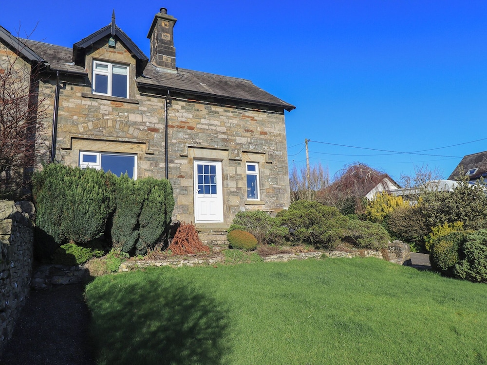 2 Lupton Hall Cottages