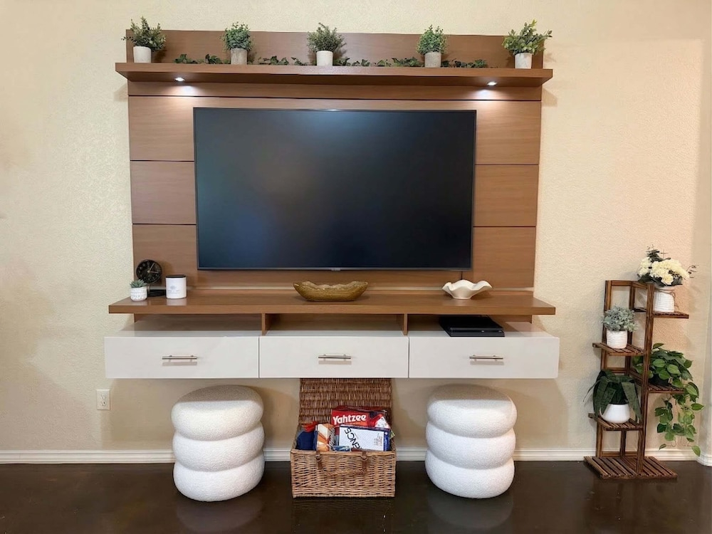 Pet-Friendly 3BR Fire Pit & Games Near Sea World